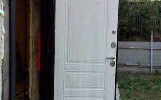 металлическая дверь с терморазрывом в открытом виде