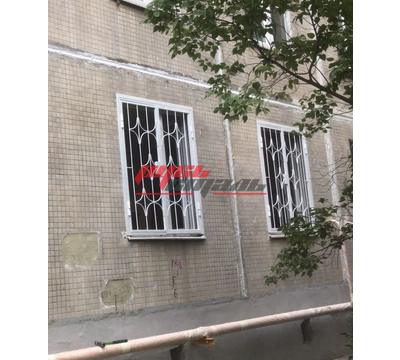 распашная кованая решетка для двустворчатого окна