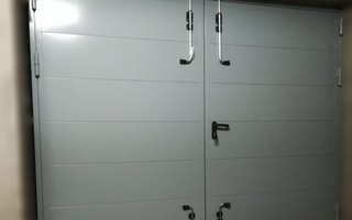 металлические ворота для ангара с калиткой и окрасом нитроэмаль, модель ВГМ - 38, внутренняя сторона
